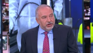 ליברמן: "אם ליצמן היה שר מקצועי לא היינו זקוקים לעזרת המוסד"