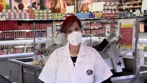 בכפפות ומסכות: עובדי מרכולים נותנים מעצמם בעבודה סביב השעון