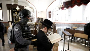 התרופפות במשמעת במגזר החרדי: תפילות נערכות בניגוד להנחיות