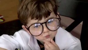 מומחה בן 3.5: הילד שמסביר איך להתמודד עם הנגיף - והפך לכוכב