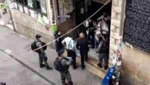 גם הבוקר: המשטרה עצרה מתפללים שהתקהלו במאה שערים • תיעוד