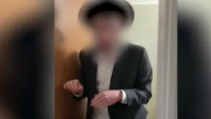 "מתחבא בשירותים": המשטרה פשטה על בית כנסת בבני ברק • תיעוד