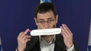 על הסנטר, בכיס - או תלויה מהאוזן: איך הישראלים עוטים מסכות?