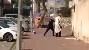 שוטר בעט באברך שהתפלל בחוץ – וריסס עליו גז מדמיע • תיעוד