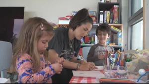 שי לי שינדלר לא ראתה את הוריה מספר שבועות בגלל הקורונה והיא מפתיעה מרחוק, אבל קרוב אל הלב, את אביה שחוגג יום הולדת