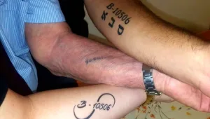 הנכדים שמקעקעים את המספר של סבא על הזרוע