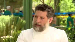 השף אסף גרניט יוצא מהמטבח בירושלים ומבשל לראשונה אוכל כשר
