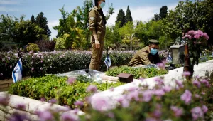 גנץ: המשפחות השכולות יוכלו להגיע לבתי הקברות ביום הזיכרון