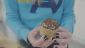 גם טחינה וגם שוקולד: מאפינס טחינה בציפוי שוקולד לכל מי שאוהב להתפרע