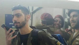 המחבל הבחין בחייל מרים ראשו - והשליך אבן לעבר פניו החשופות