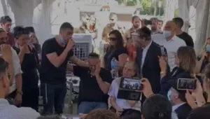 הלב שלי נקרע לשניים: ישי ריבו שר בשבעה של הלוחם שנפל • צפו