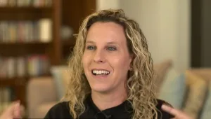 אימהות, זוגיות והטראומה שעברה: הסטנדאפיסטית שמדברת על הכול