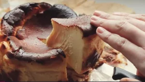 לכבוד חג השבועות: הכירו את עוגת הגבינה שכבשה את הרשת