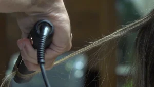 צעירה עברה החלקת שיער במספרה - ואושפזה בבית החולים במצב קשה