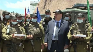 המשיך את המסורת במקום רעייתו: הנשיא חילק עוגות גבינה לחיילים