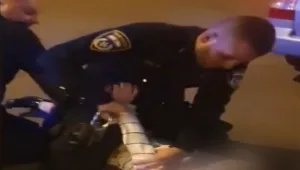 תיעוד ממצלמות הגוף של השוטרים - שנטען שעצרו צעירה באלימות