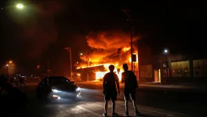נמשכות המחאות על מותו של ג'ורג' פלויד: הוצתה תחנת משטרה