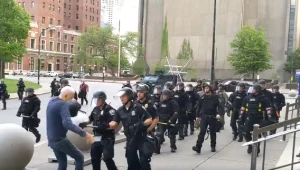 עוד סערה בארה"ב: בן 75 הופל במחאות נגד אלימות שוטרים • תיעוד