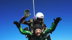 ליטל שוורץ מתגברת על הפחד וצונחת ממטוס