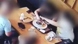 השערה והסערה: המצלמות חשפו לקוחה ששמה שערה במנה - והתלוננה