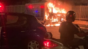 נמשכת המחאה ביפו: בקבוק תבערה הושלך על מבנה של העירייה