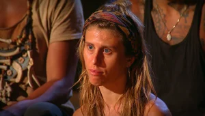 אלינה מנסה להבין את ההבדל בין דיקטטורה לדמוקרטיה