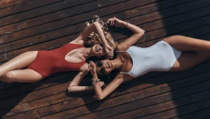 שלם, ביקיני, לבן או מודפס: המדריך המלא לבגדי ים