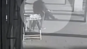 שולף סכין, דוקר בלב - ונמלט: תיעוד הרצח במספרה בבת ים