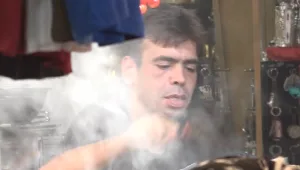 שוב מסתבך: השף רפי כהן פרץ לבית כנסת ותקף אישה