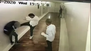 המכות של איש העסקים לעיני המצלמות במגדלי היוקרה בת"א • תיעוד