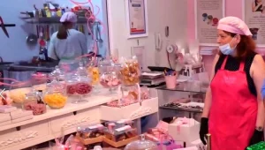 "המכירות ירדו כבר בתחילת המשבר ופחות מגיעים - עברנו למשלוחים"