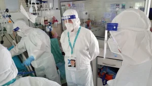 אדלשטיין ביקר במחלקת הקורונה באסף הרופא: "חוויה לא פשוטה"