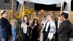 הזוג שנשאר בלי אולם והתחתן במקום בו החתן התנדב בנעוריו