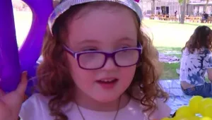 החברים וכוכבי הילדים הגיעו לחגוג עם הילדה על הרצף האוטיסטי