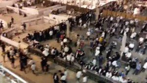 מהומה בכותל: מחסומי ההפרדה נפרצו • תיעוד