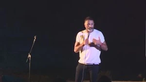 המחאה של נדב אבוקסיס: הופיע מול קהל - בניגוד להנחיות