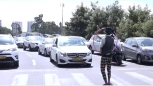 כשאין הופעות - אנשי הבמה מופיעים בצמתים כדי להתפרנס