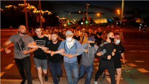 דיווח בבלארוס: אחת ממובילי ההפגנות נגד הנשיא נחטפה ברחוב