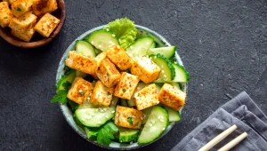 קליל, קר ומלא הפתעות קריספיות: סלט מלפפונים, טופו וחמאת בוטנים