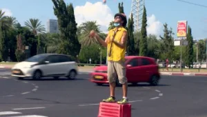 הלהטוטנים שהחליפו את הקרקס הסגור בהופעות אישיות בצמתים