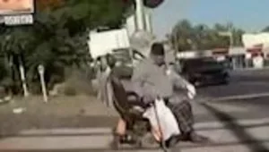 קשיש נתקע על פסי הרכבת - שוטרת שעברה במקום נחלצה לעזרתו