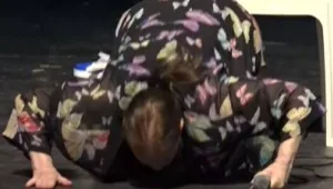 מה גרם לגילה אלמגור להשתטח על הבמה מול המצלמות?