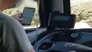 סכנה בדרך לקייטנה: נהג ההסעה כתב הודעות בנייד בזמן נהיגה