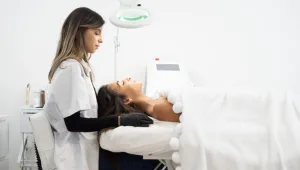 המסיכות פוגעות בעור: הפתרון נמצא דווקא בטבריה