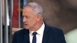 לקראת פשרה? גנץ על הצעת האוזר: מסכימים לוועדה למינוי בכירים
