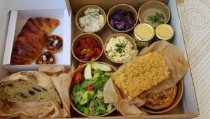 קופסה משמחת בריח חמאה מתוקה: הבראנץ' הסודי שמגיע עד הבית