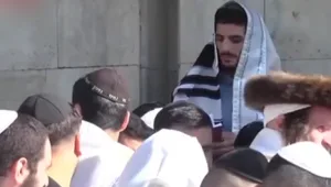 תיעוד: החסידים שהצליחו להסתנן לאומן - בצפיפות וללא מסכות