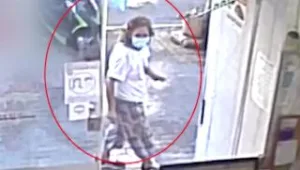 נתפסה על חם כשהיא עוקבת אחרי קשישים, תוקפת ושודדת אותם