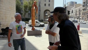 שי שטרן מנסה לשכנע את משתטחי אומן להשתטח על קבר הרצל