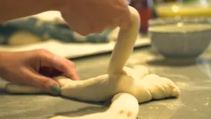 הישראלים שאופים חלות - ומוכרים אותן מהבית